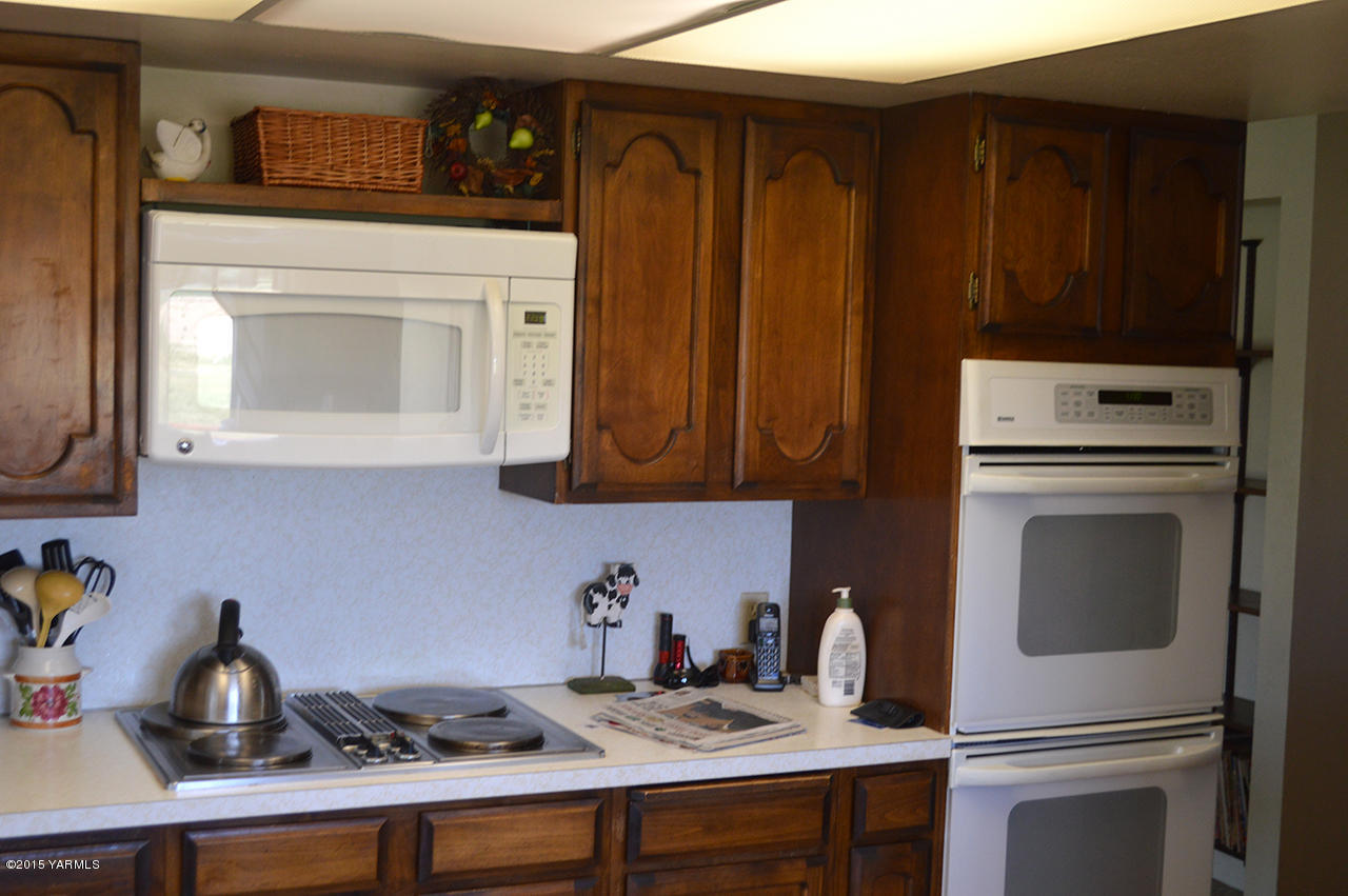 931 Barker Road Granger, WA 98932 - Photo 4 of 22 a kitchen with a sink a stove and cabinets