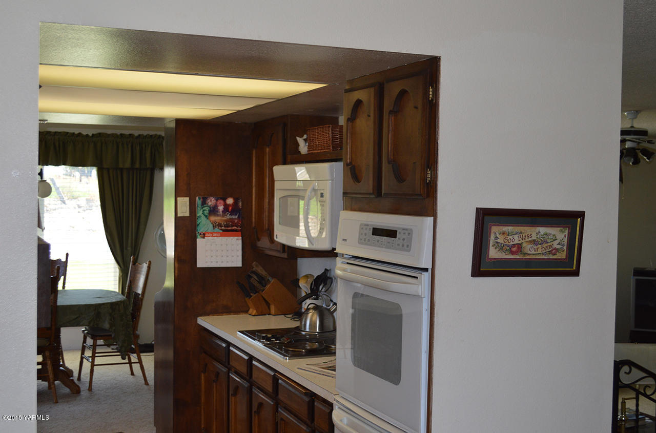 931 Barker Road Granger, WA 98932 - Photo 5 of 22 a view of living room