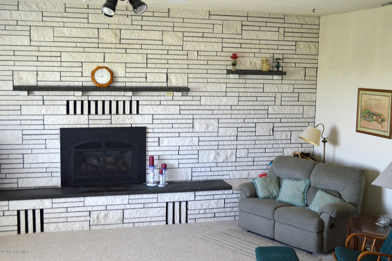 931 Barker Road Granger, WA 98932 - Photo 9 of 22 a view of fireplace and living room