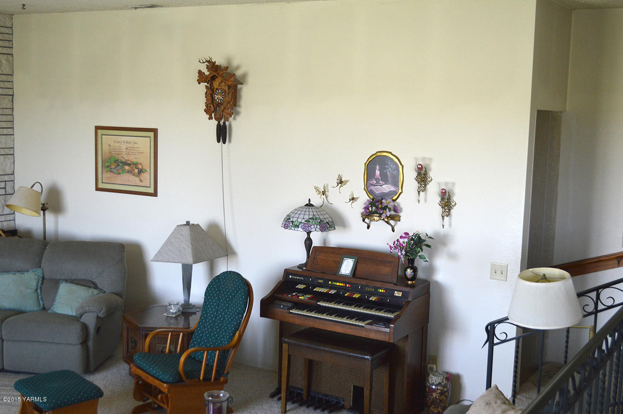 931 Barker Road Granger, WA 98932 - Photo 10 of 22 a living room with furniture and a potted plant