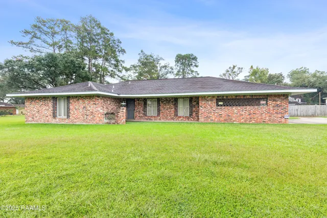$225,000 | 143 Whispering Oaks Drive, Opelousas, LA 70570