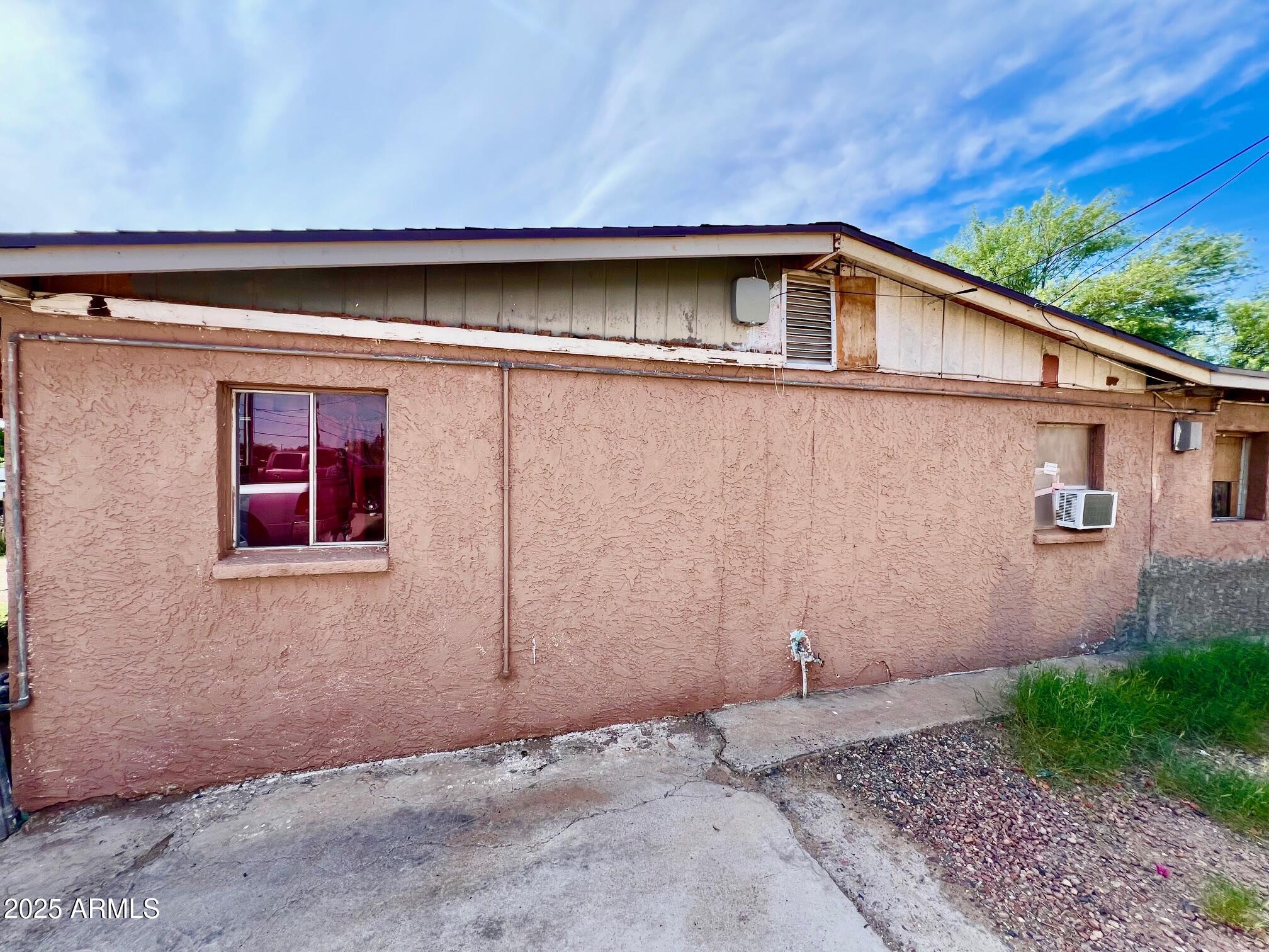 2002 West Lawrence Road Phoenix, AZ 85015 - Photo 5 of 22 a backyard of a house