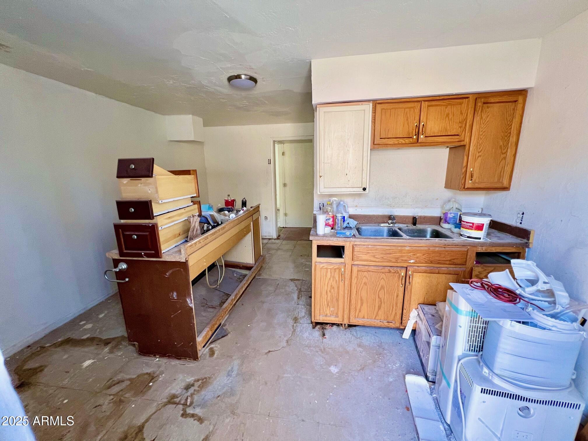 2002 West Lawrence Road Phoenix, AZ 85015 - Photo 7 of 22 a room with furniture and window