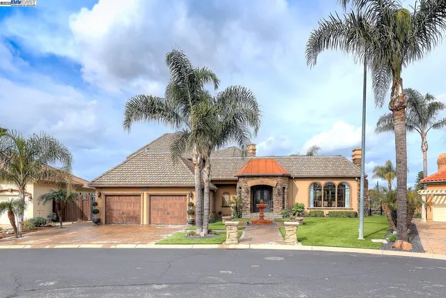 a front view of a house with yard porch and livingroom