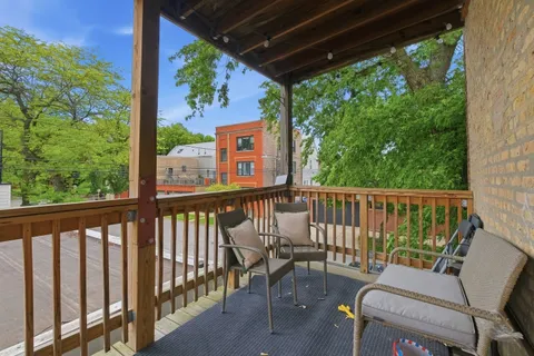 $1,399,000 | 1900 West Oakdale Avenue, Chicago, IL 60657