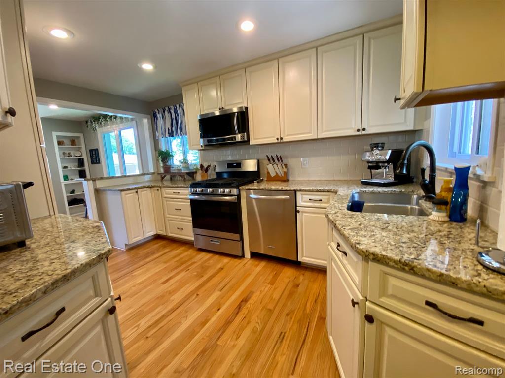 909 1st Street Rochester, MI 48307 - Photo 5 of 64