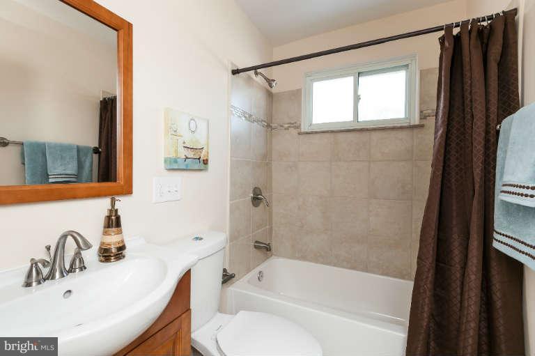 7407 Berkshire Road Baltimore, MD 21224 - Photo 17 of 30 Bath