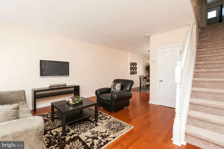 7407 Berkshire Road Baltimore, MD 21224 - Photo 5 of 30 Living Room