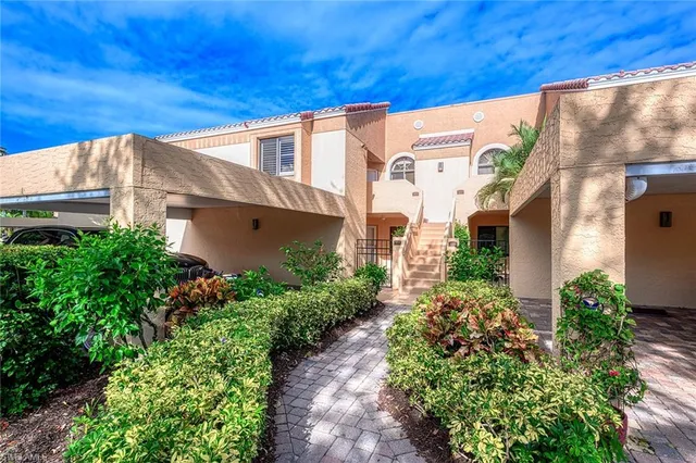 a view of a back yard of the house