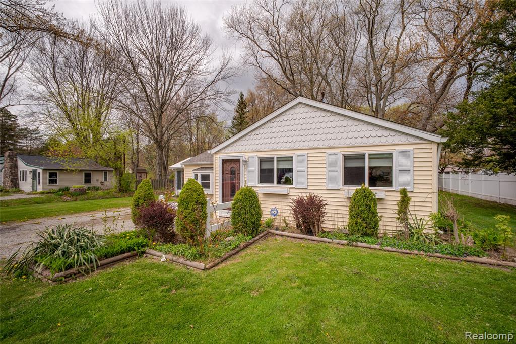 7203 Aspen Road Lexington, MI 48450 - Photo 1 of 27
