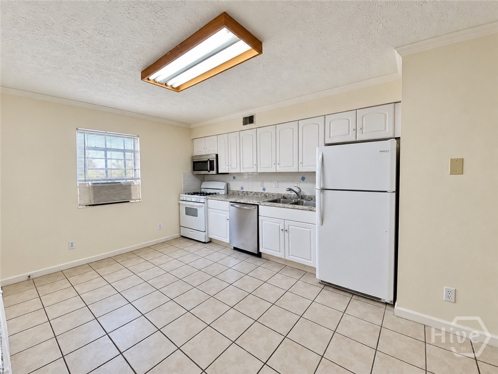 1315 Bonaventure Road, Unit DOWNSTAIRS Savannah, GA 31404 - Photo 7 of 17 Gallery Image 7