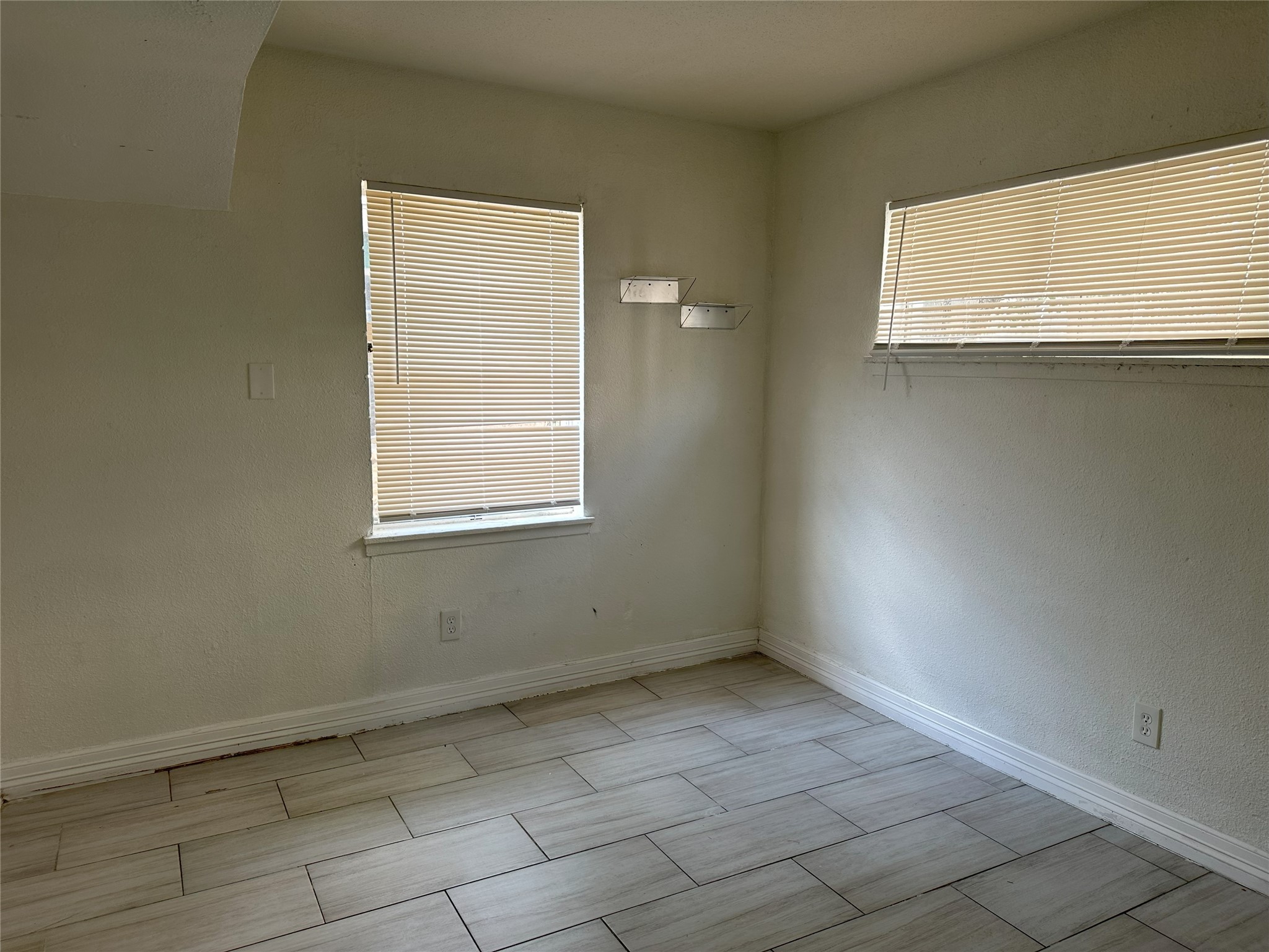 3829 Mt Pleasant Street Houston, TX 77021 - Photo 4 of 7 an empty room with a window