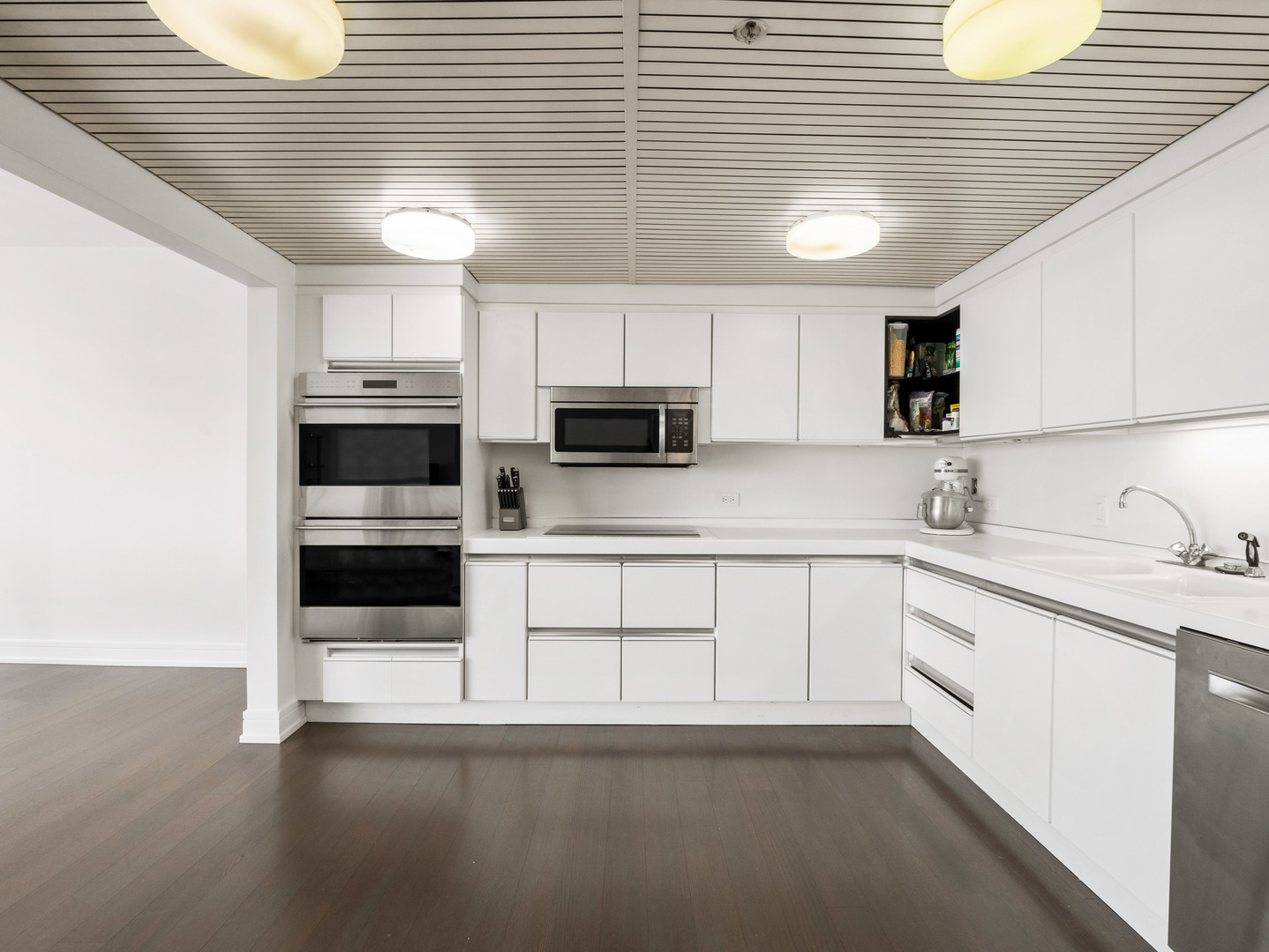 161 East Chicago Avenue, Unit 42H Chicago, IL 60611 - Photo 10 of 33