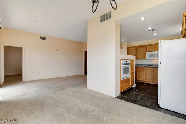 $1,650 | 71 East Agate Avenue, Unit 405, Las Vegas, NV 89123