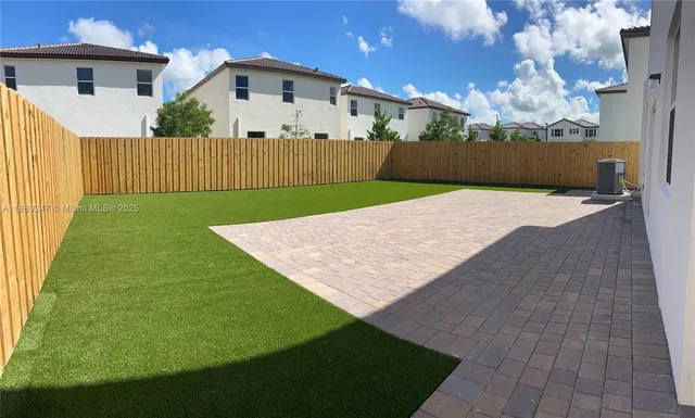 a view of an house with backyard and garden