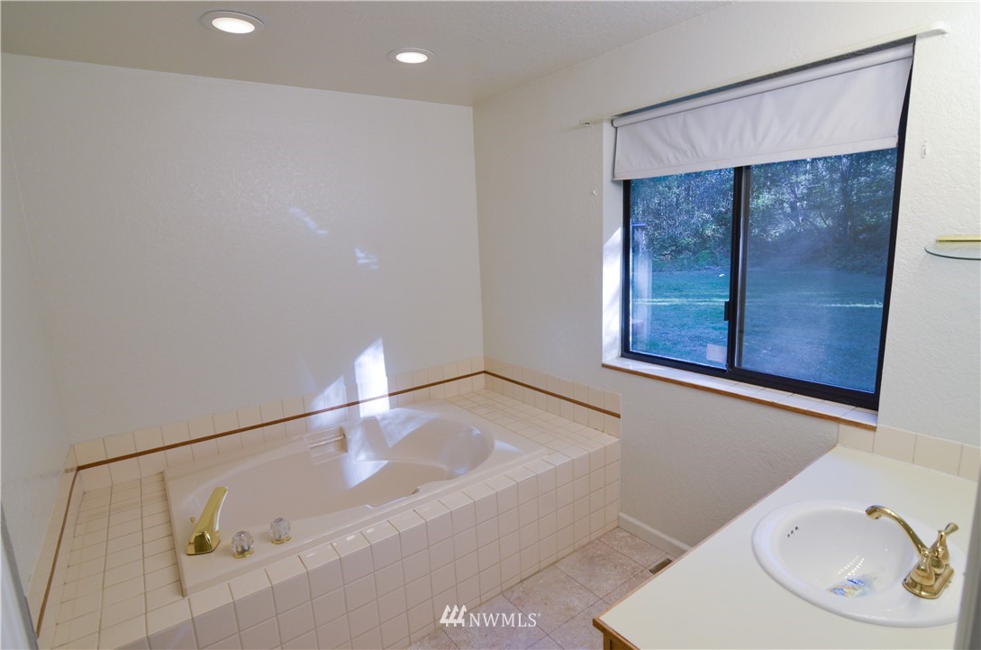 5289 Southwest Lake Helena Road Port Orchard, WA 98367 - Photo 12 of 15 Gallery Image 12