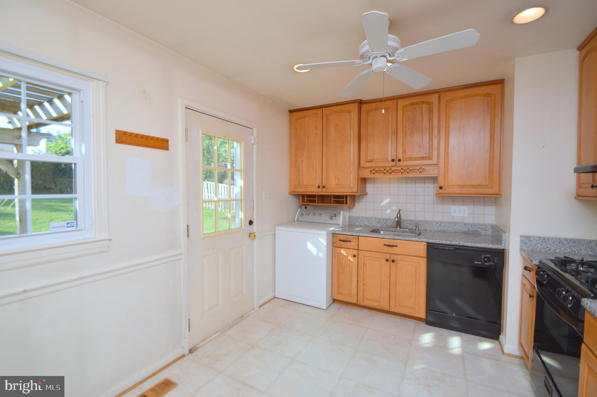 607 West Beech Road Sterling, VA 20164 - Photo 18 of 24 Easy entertaing access to rear porch