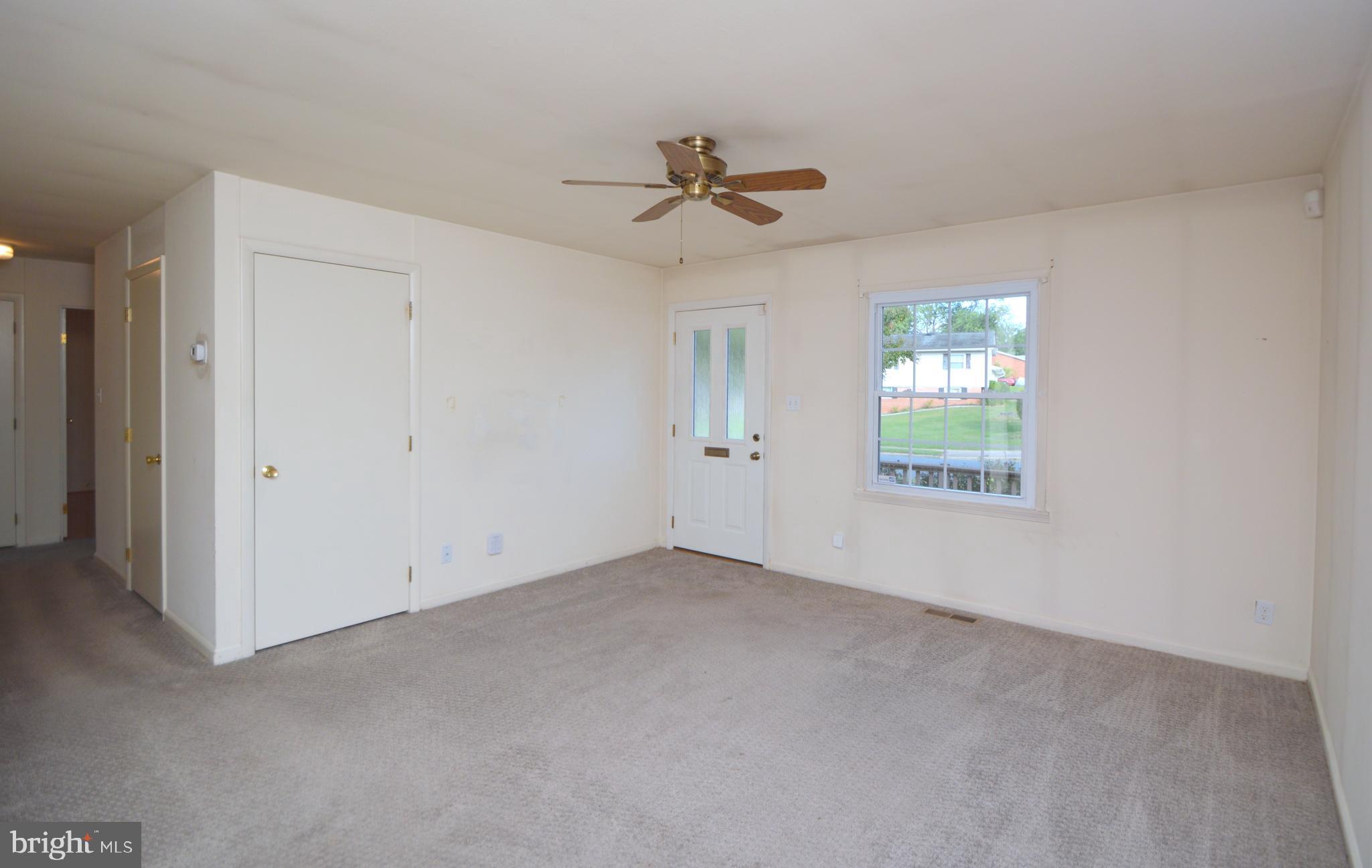 607 West Beech Road Sterling, VA 20164 - Photo 4 of 24 Living Room