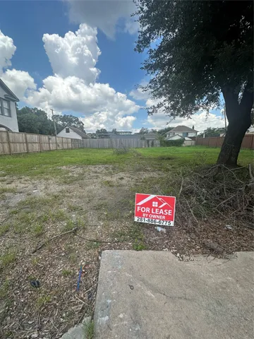 a sign that is sitting in the middle of a field