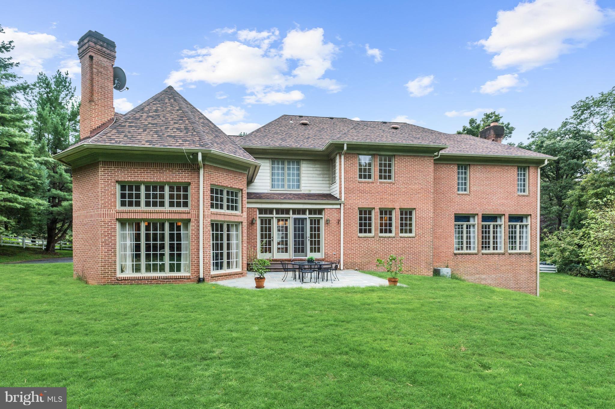 10111 South Glen Road Potomac, MD 20854 - Photo 4 of 36 All Brick Home