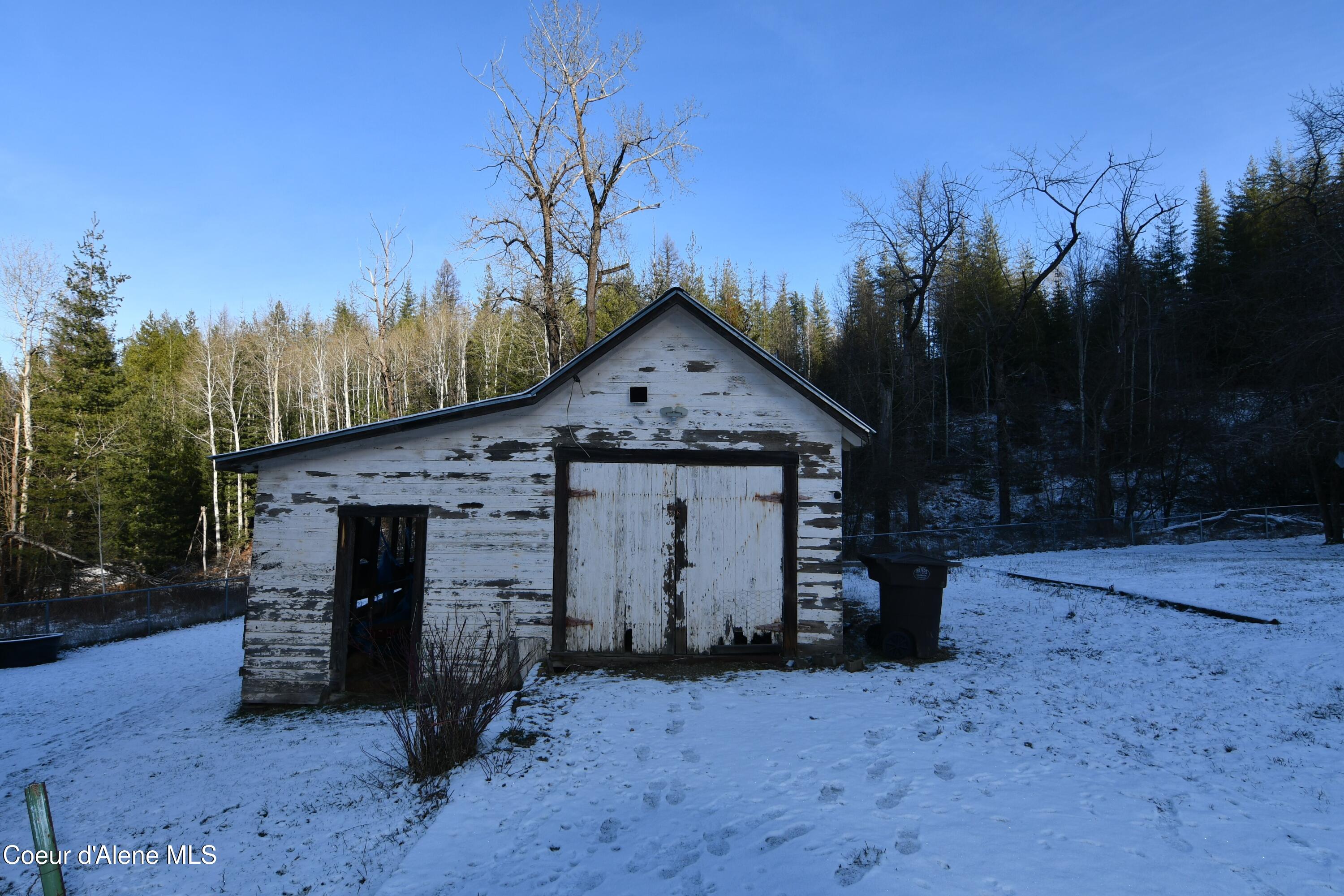 827-835 Lower Page Road Smelterville, ID 83868 - Photo 20 of 21 garage