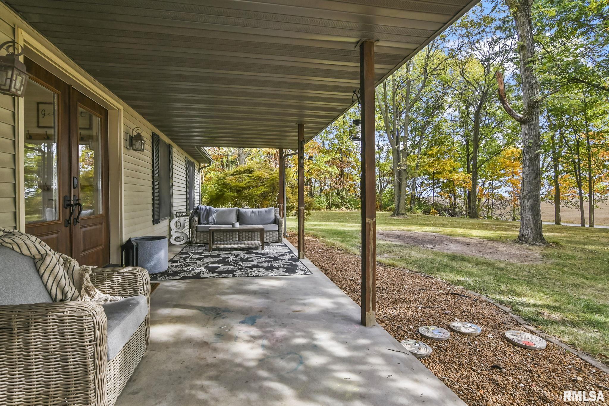 2552 Loami Road Jacksonville, IL 62650 - Photo 4 of 34