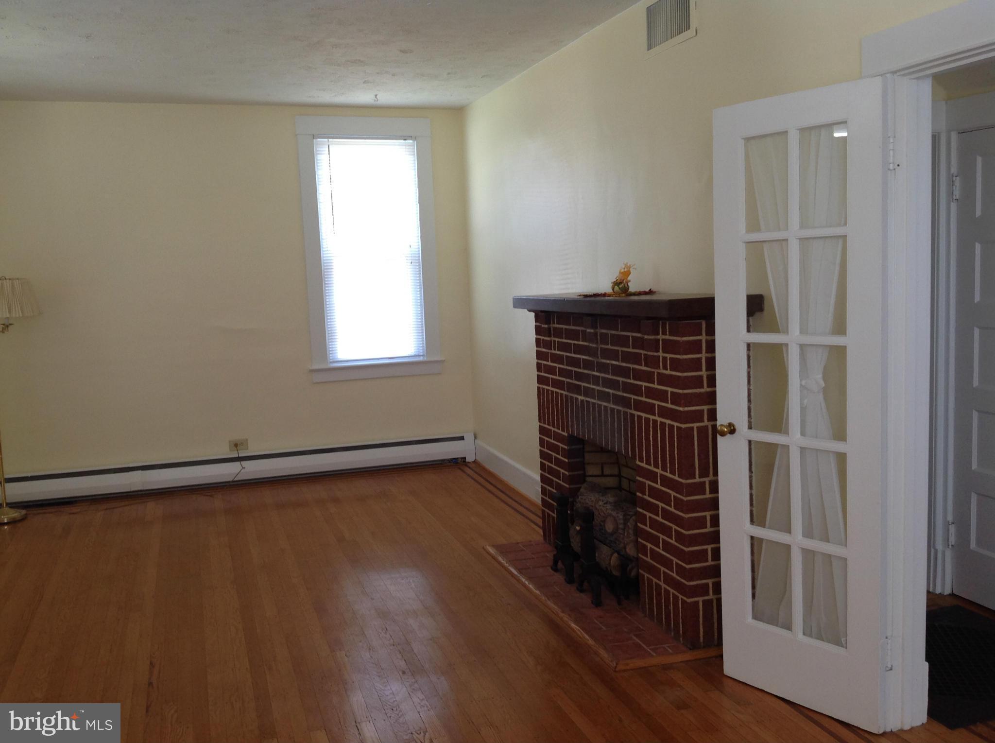 25 Edmondson Ridge Road Baltimore, MD 21228 - Photo 6 of 15 Living Room