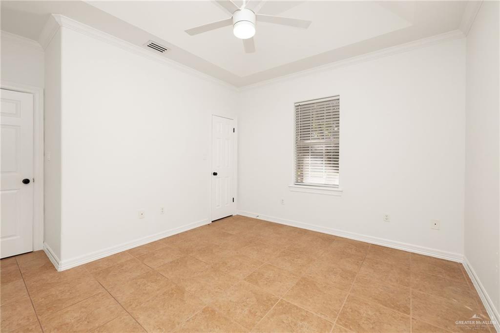 424 Canary Avenue McAllen, TX 78504 - Photo 13 of 17 an empty room with a ceiling fan and a window