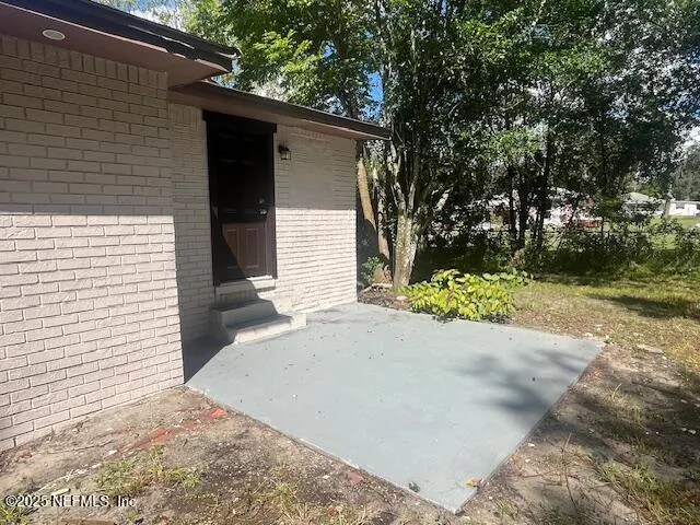 a view of backyard of the house