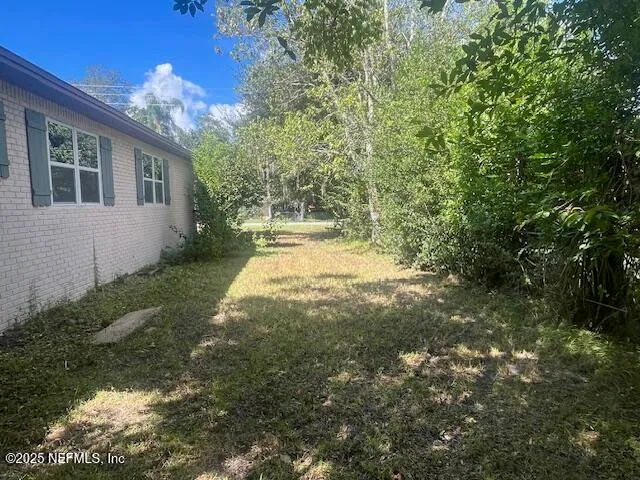 a view of a yard in front of house