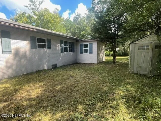 a view of a house with a backyard