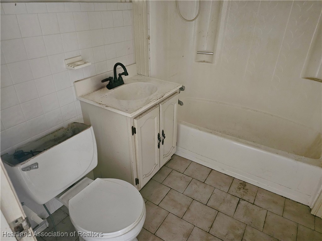 1237 Hitakee Avenue Sebring, FL 33870 - Photo 23 of 26 Hall Bathroom.