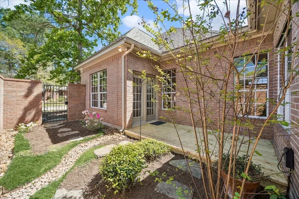 a view of house with a yard