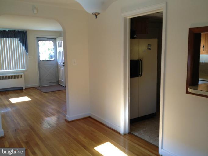 3653 Greenvale Road Baltimore, MD 21229 - Photo 5 of 18 Living Room
