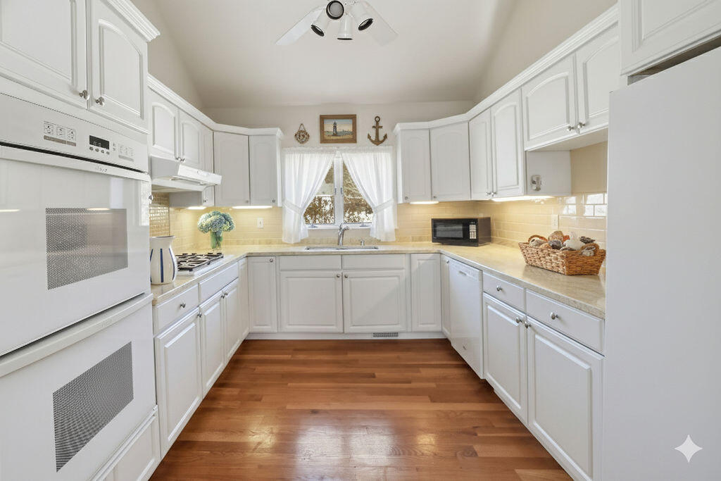 240 Surf Drive Mashpee, MA 02649 - Photo 18 of 45 Virtual kitchen