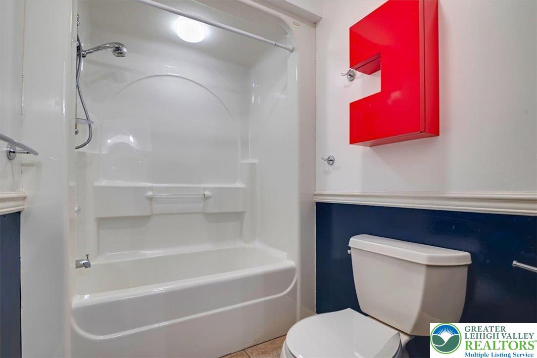 1488 Kelly Road Stroudsburg, PA 18360 - Photo 47 of 89 a bathroom with a toilet a sink and bathtub