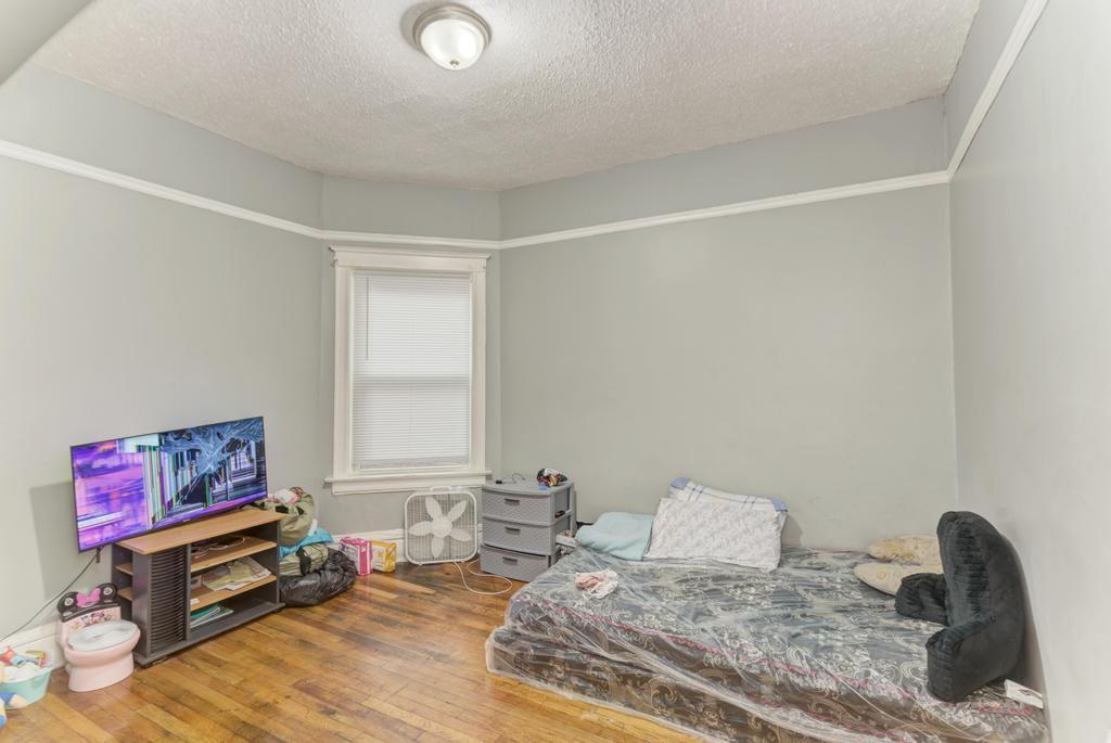 6840 South Prairie Avenue Chicago, IL 60637 - Photo 20 of 47 a bedroom with furniture and a window