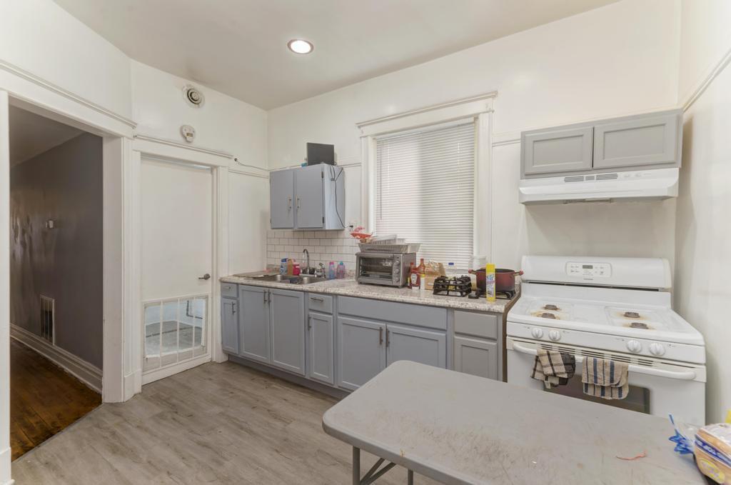 6840 South Prairie Avenue Chicago, IL 60637 - Photo 26 of 47 a kitchen with cabinets a sink and appliances