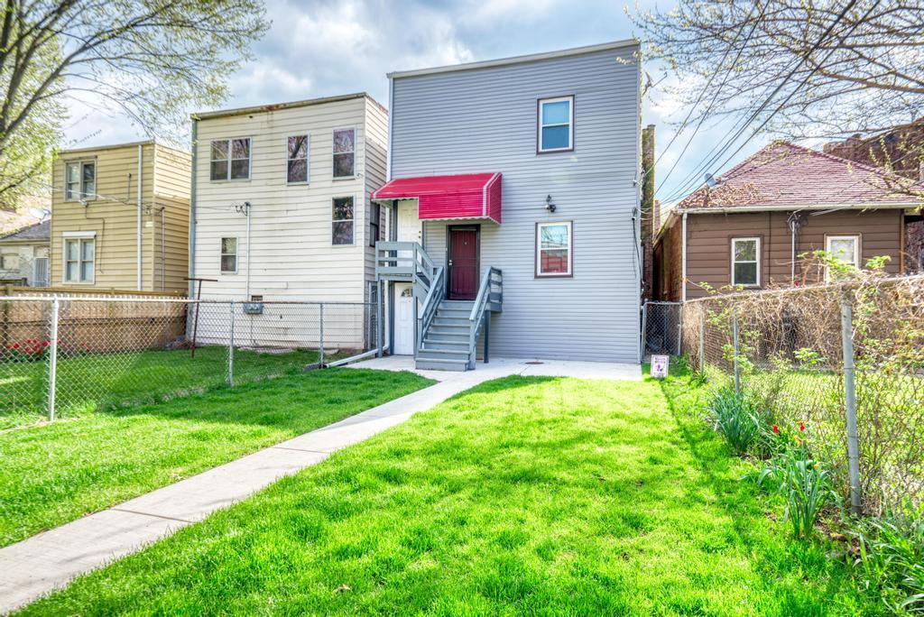 6840 South Prairie Avenue Chicago, IL 60637 - Photo 33 of 47 a front view of house with yard and green space