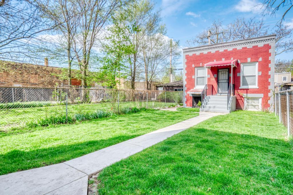6840 South Prairie Avenue Chicago, IL 60637 - Photo 34 of 47 a view of a house with a yard and sitting area