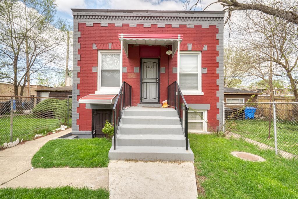 6840 South Prairie Avenue Chicago, IL 60637 - Photo 35 of 47 a front view of a house with garden