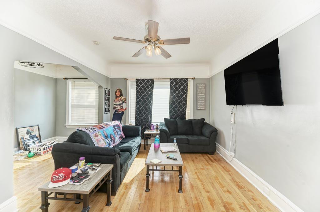 6840 South Prairie Avenue Chicago, IL 60637 - Photo 5 of 47 a living room with furniture and a flat screen tv