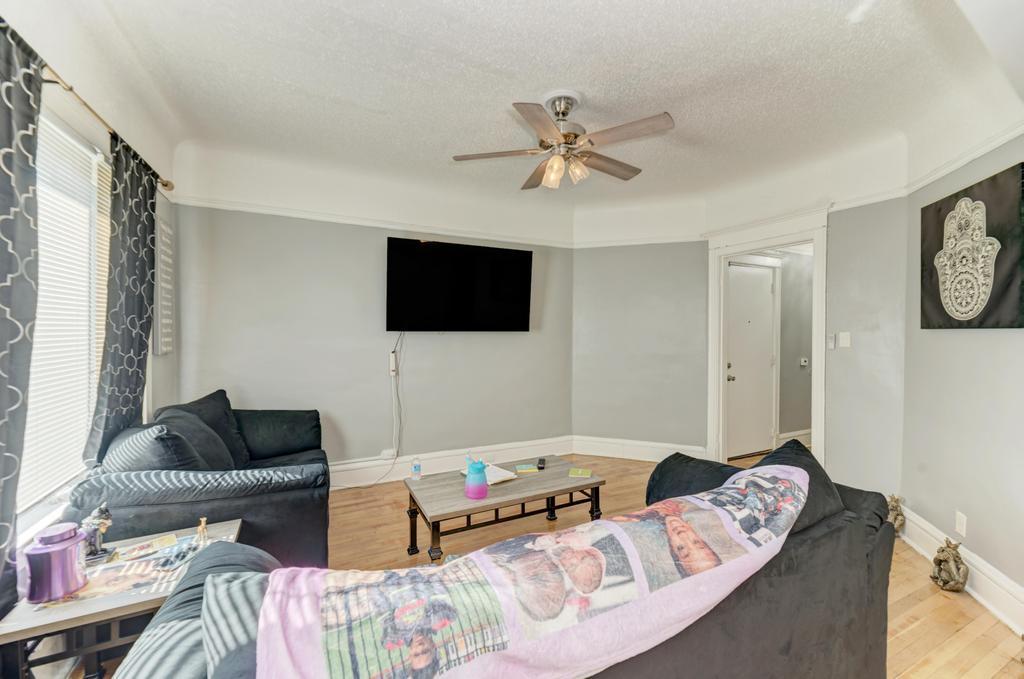 6840 South Prairie Avenue Chicago, IL 60637 - Photo 6 of 47 a living room with furniture and a flat screen tv