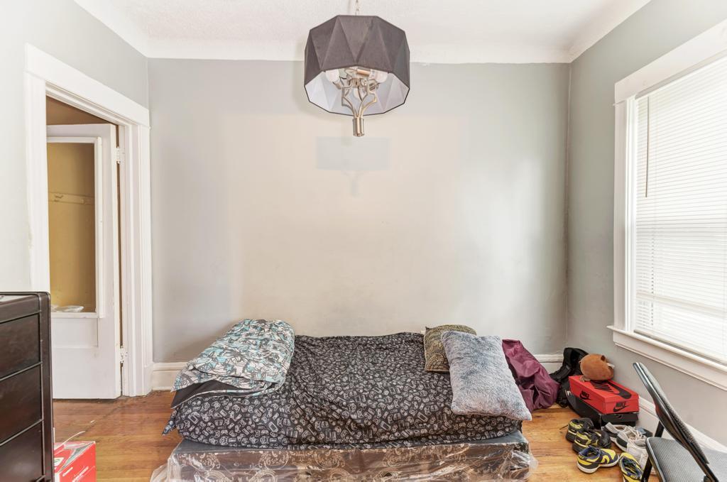 6840 South Prairie Avenue Chicago, IL 60637 - Photo 7 of 47 a living room with furniture and a window