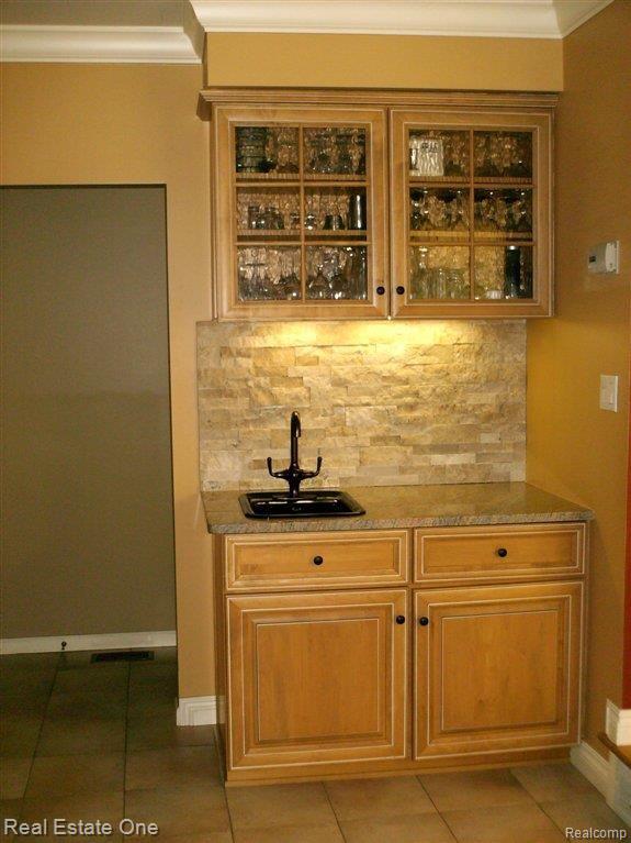 2291 Chippenham Chase Rochester, MI 48306 - Photo 13 of 30 Wet Bar