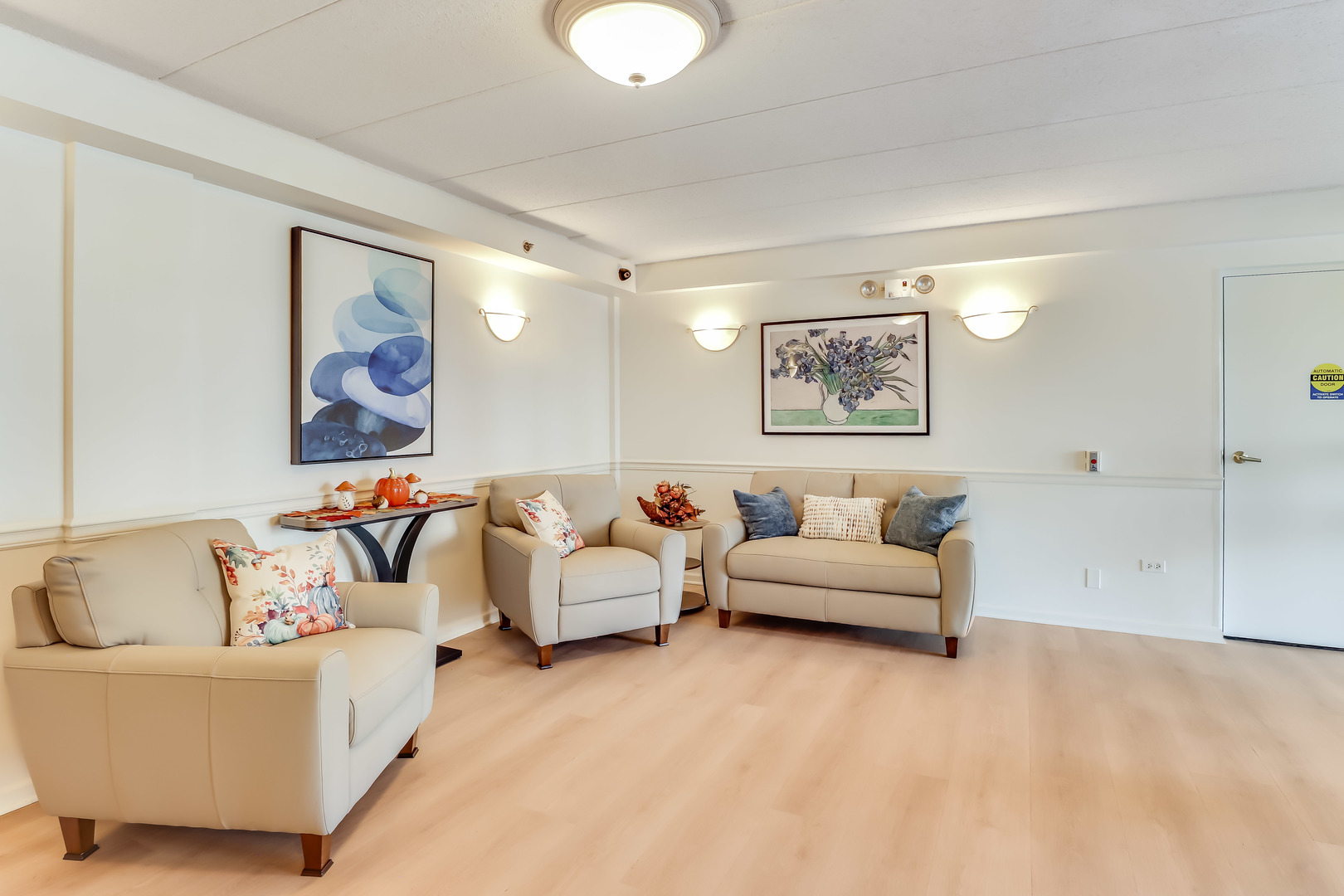 1200 South Prospect Avenue, Unit 303 Elmhurst, IL 60126 - Photo 16 of 21 a living room with furniture and a couch