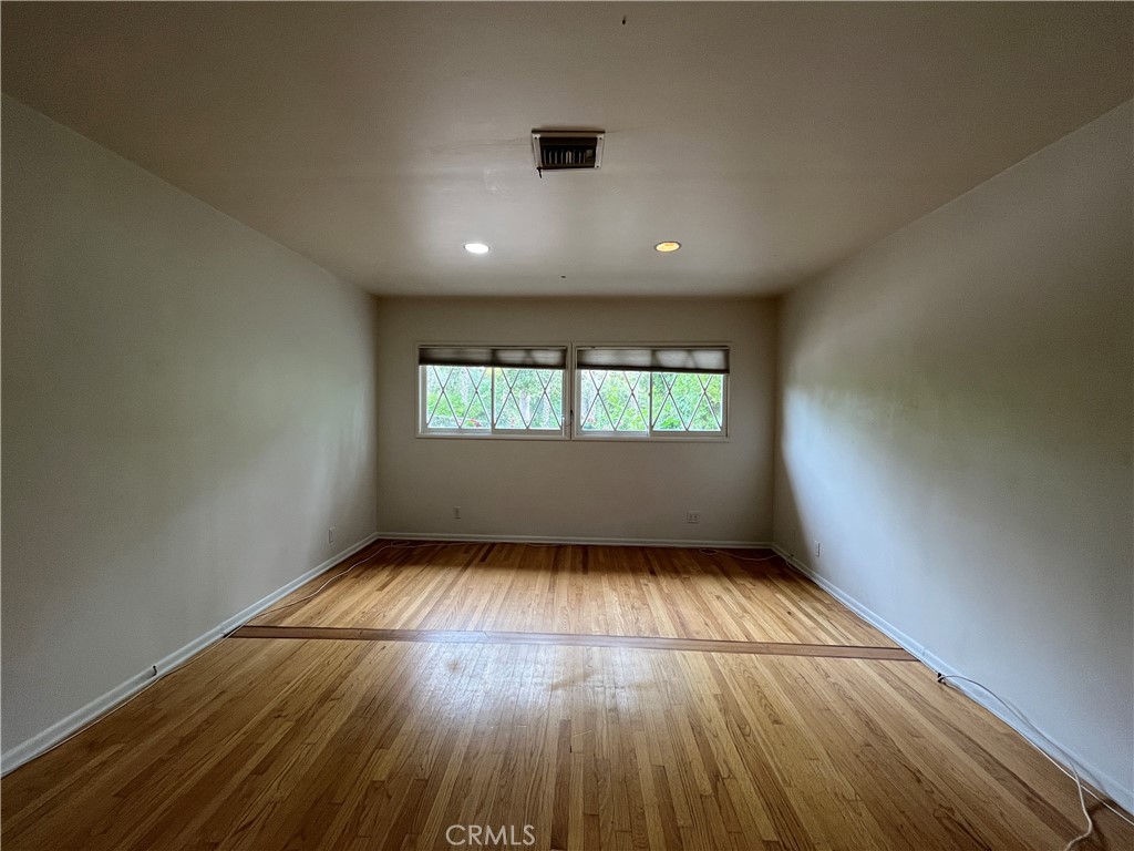 4539 Hayvenhurst Avenue Encino, CA 91436 - Photo 14 of 22