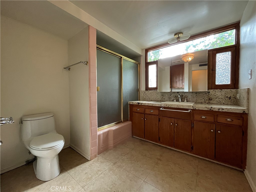 4539 Hayvenhurst Avenue Encino, CA 91436 - Photo 15 of 22