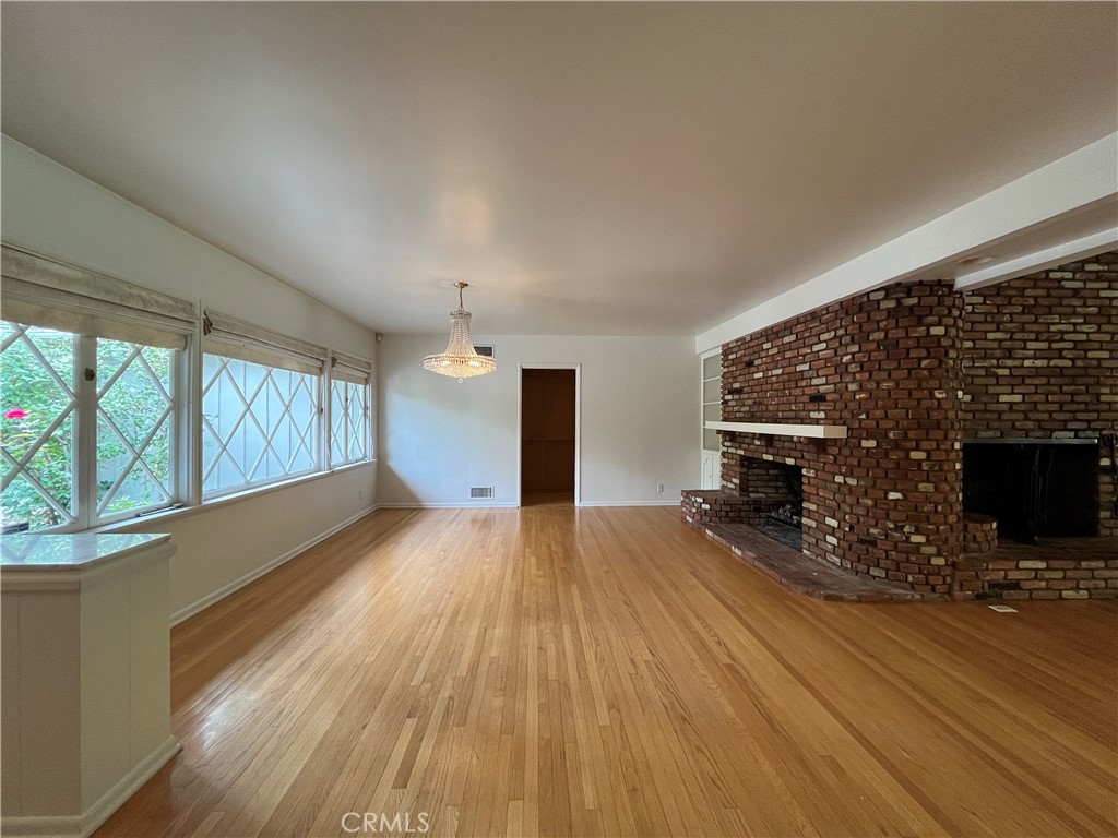 4539 Hayvenhurst Avenue Encino, CA 91436 - Photo 4 of 22