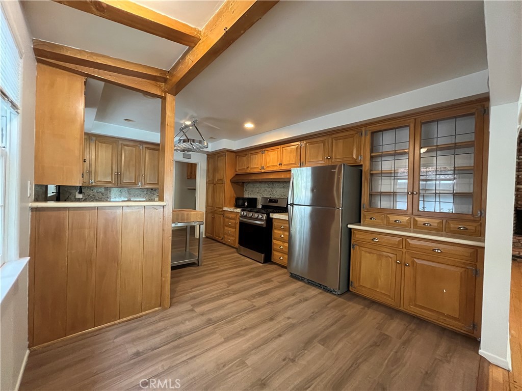 4539 Hayvenhurst Avenue Encino, CA 91436 - Photo 8 of 22